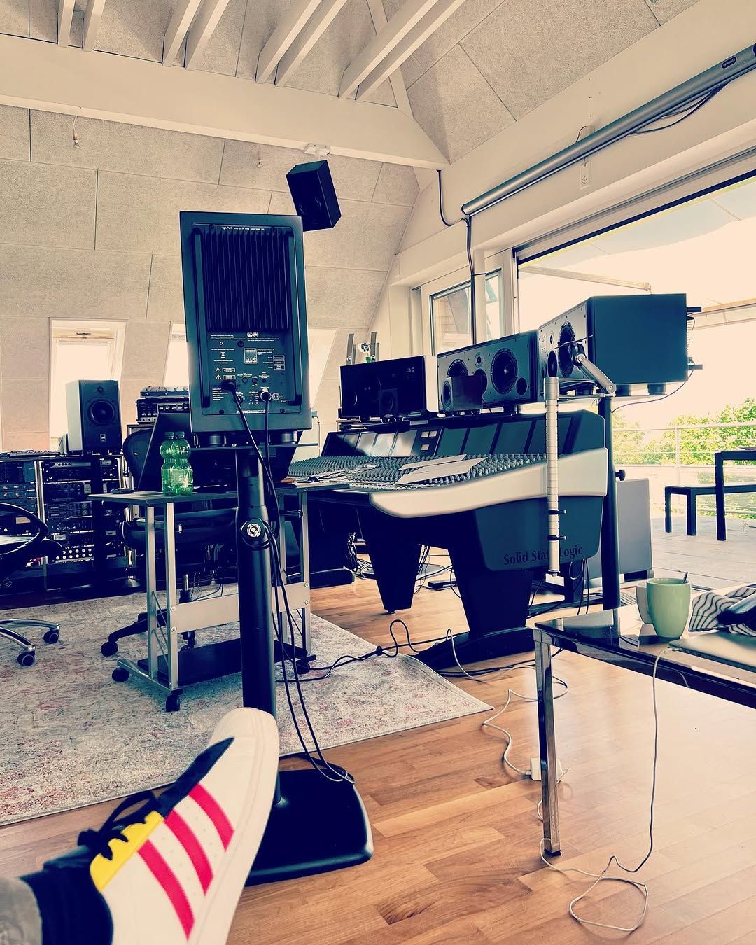 Blick ins Tonstudio — Monitoring-Setup mit Konsole und Outboard-Gear