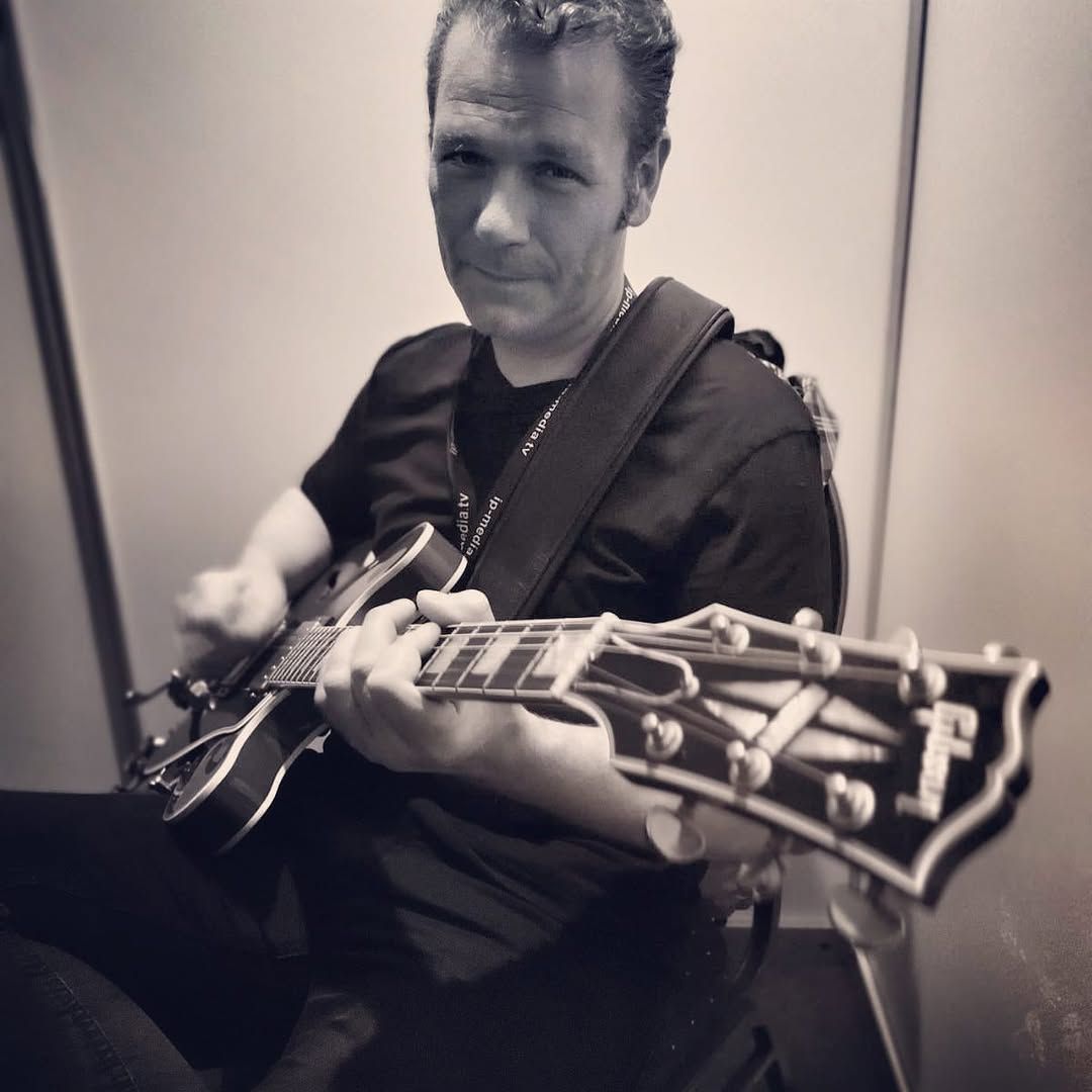 Gitarrist auf der Bühne — Schwarz-Weiß-Aufnahme