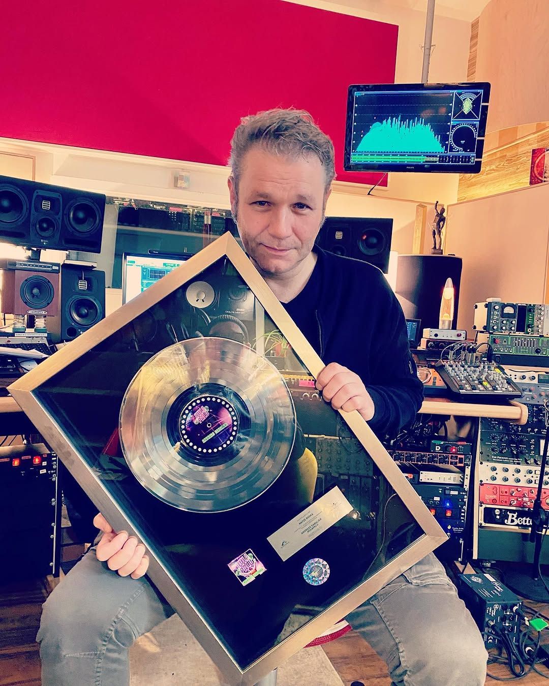 Mathias Roska mit Platinauszeichnung im Studio