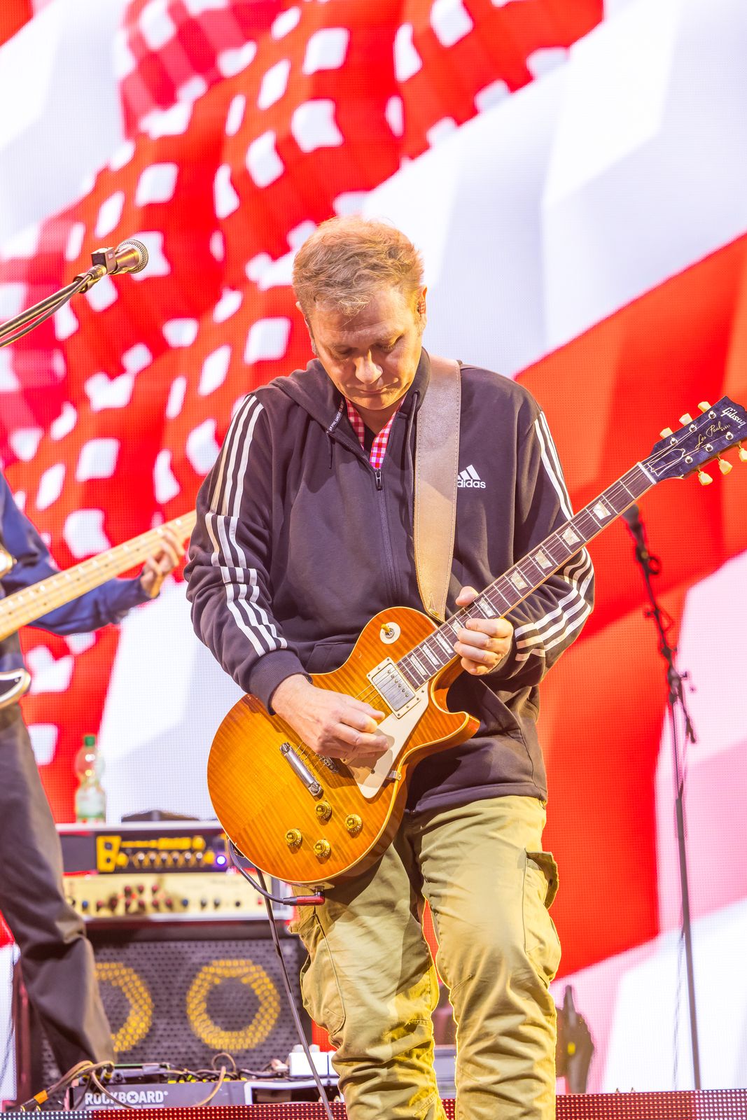 Mathias Roska live in der Olympiahalle — Gitarrensolo im Konfettiregen
