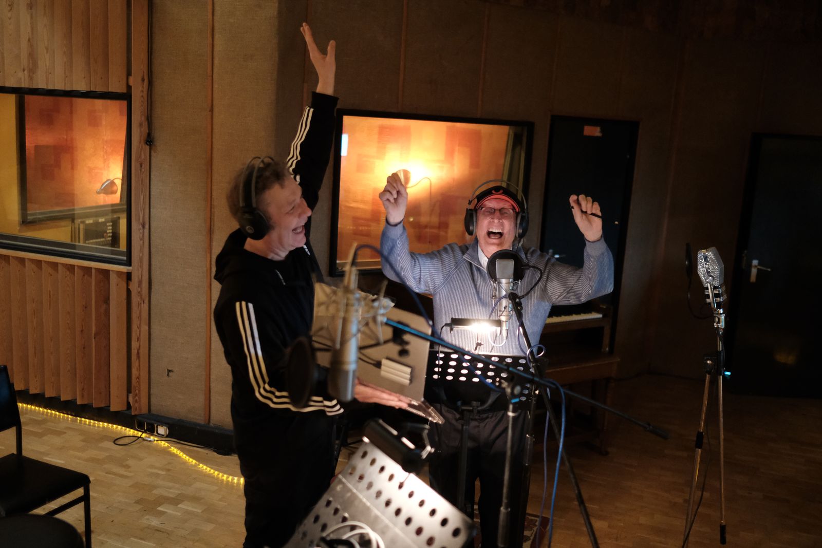 Jubel nach dem perfekten Take — Gesangsaufnahme im Studio